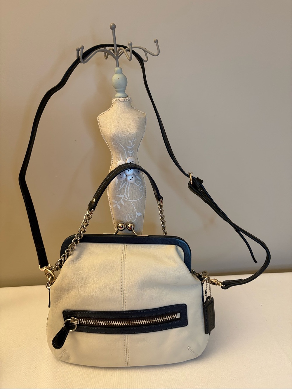Vintage Coach 13378 Bonnie Cashin Kiss Lock Crossbody Cream Leather Navy Trim - Picture 16 of 16